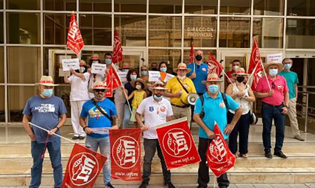 Los trabajadores del servicio de vigilancia del SEPE en Granada protestan por el impago de cuatro nóminas por parte de la empresa prestataria